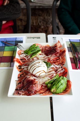 De burrata y aguacate