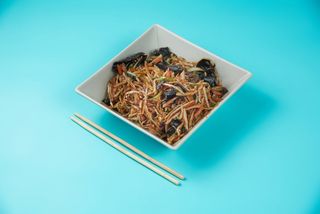 Nudle od pirinča sa povrćem