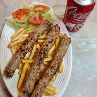 Pincho Moruno + Ensalada + Patatas + Coca-Cola Sabor Original lata 330ml.
