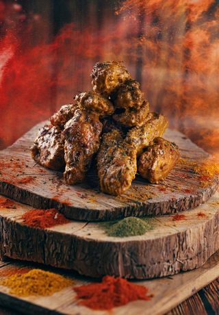 ქათმის ფრთები კარტოფილის ჩიფსის გარნირით