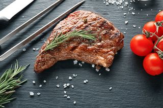 Filetto di manzo ai ferri con verdure o patate arrosto