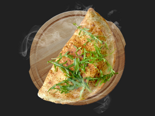 Закрита піца з сиром та шпинатом