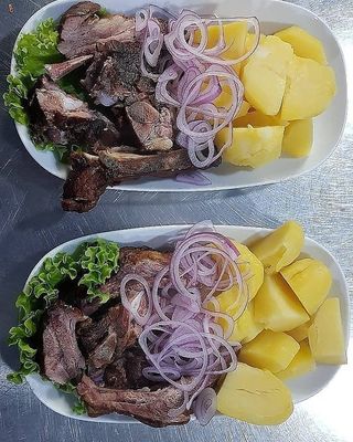 მოხარშული ნეკნი კარტოფილით