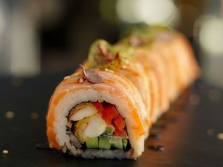 Теплий рол з лососем та креветкою (300g)