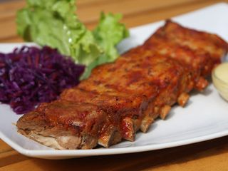 Крехки ребърца на пещ с меден барбекю сос (450г)