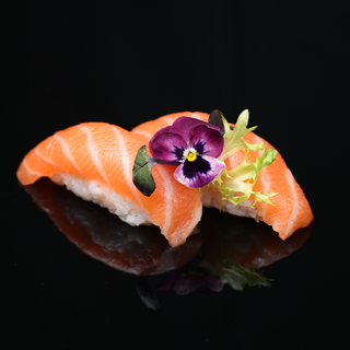 70. Nigiri de salmón (2uds)