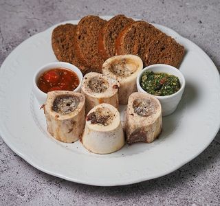 Мозговые косточки с острым соусом