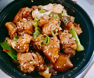 香辣猪蹄Pies de cerdo cocido y salteado con chili 