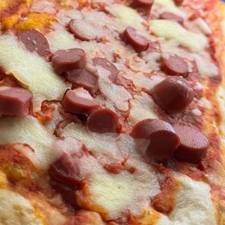 Pizza tonda Margherita con wurstel