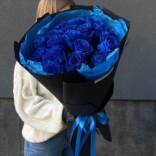 19 фарбованих синіх троянд в упакуванні 