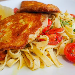 Пилешки филенца с пармезанова коричка и сотирани талиатели 350 гр.