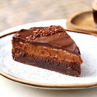 Fatia brownie, doce de leite & mousse de chocolate