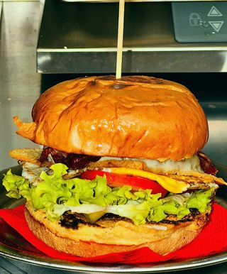 Tastasale, bacon, asiago, uovo, lattuga e pomodoro