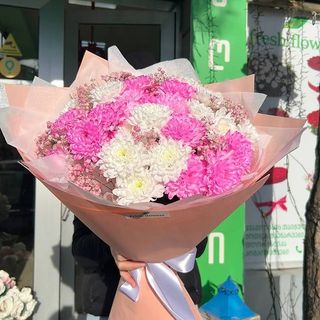 ვაედისფერი და თეთრი ქრიზანთემების თაიგული