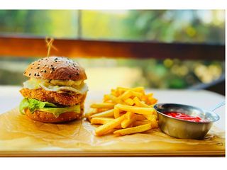 Бургер з курячим шніцелем "а-ля Цезар" з картоплею фрі та томатним соусом (300/150/50g)