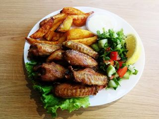 Порция пилешки крилца с ориз (350г)