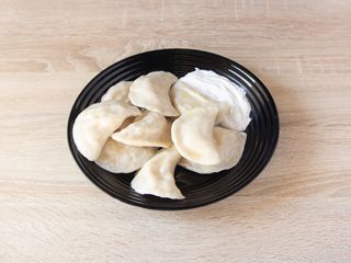 Pierogi gotowane z ziemniakami, cebulą i pieczarkami 8 szt.