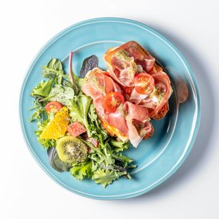 Na Tosta de Presunto, Tomate, Queijo and Pesto