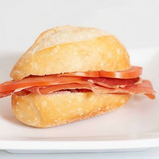 Pulga De Jamon Iberico Con Tomate a la Catalana