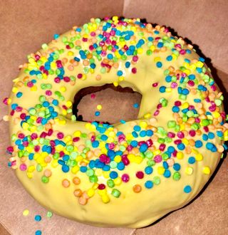 Пончик з лайм  глазур'ю.