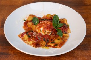 Raviolone con espinacas y requeson de bufala a los tres tomates