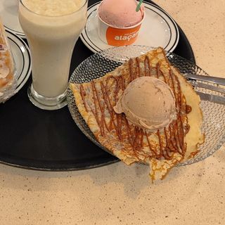 Crepe con Helado y Sirope