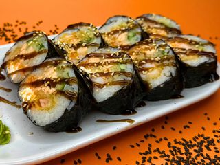 РОЛ З КРЕВЕТКОЮ ТА ЛОСОСЕМ ТЕМПУРА (300 г)