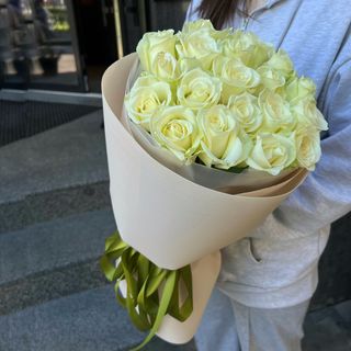 19 троянд в упакуванні