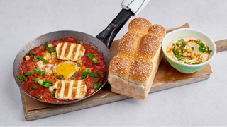 Shakshuka z grillowanym serem halloumi