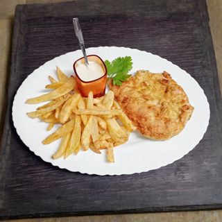 Meniu piept de pui crispy cu cartofi și sos