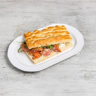 9. Stracciatella, Salami, Crema de Pimiento, Cebolla Caramelizada, Rúcula