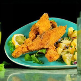 Шаран със салата варени картофки