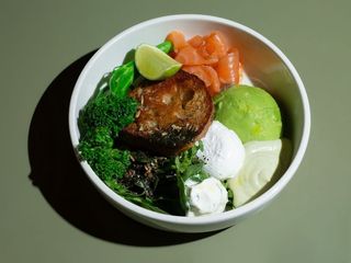 Zielony bowl z łososiem z jajkiem, brokułami i awokado