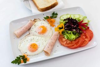 Jaje na oko sa purećom šunkom