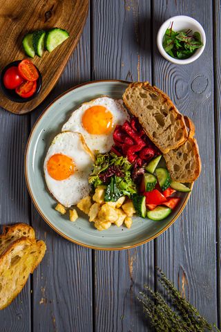 Глазунья с салями брынзой и овощным миксом (300г)