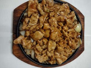 Пържено свинско месо на плоча със соев сос (450г)