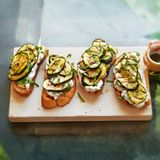 Брускети с грилована тиквичка и филаделфия