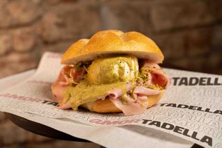 6 Mortadella, bufala, pesto di pistacchi, granella di pistacchio