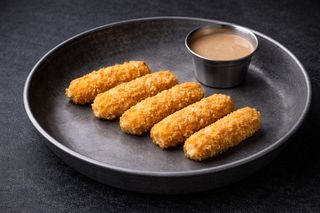 СИРНІ ПАЛИЧКИ З ТРЮФЕЛЬНИМ МАЙО