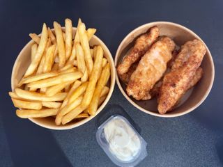 Пилешки стрипс и пържени картофи със сос
