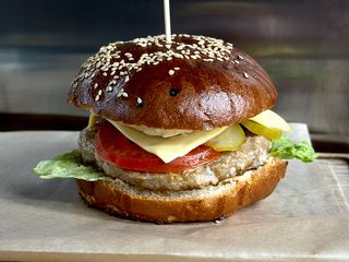 Бургер з котлетою зі свинини (300г)