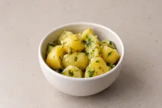 Картофель отварной с укропом и чесноком