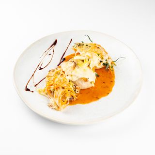 Pureći medaljoni zapečeni s povrćem na kremi od rajčice