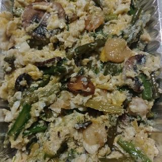 Revuelto de setas, gambas, brotes de ajo y espárragos