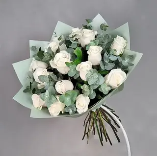 თეთრი ვარდების ერთგვაროვანი თაიგული