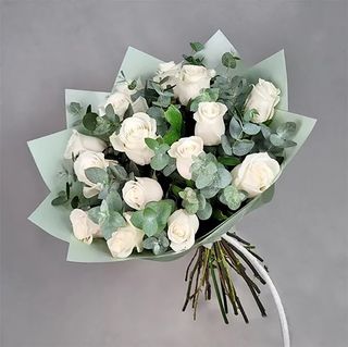 თეთრი ვარდების ერთგვაროვანი თაიგული