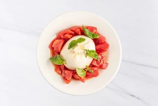 Буррата Гранде с томатами, соусом песто и бальзамическим уксусом di Modena IGP