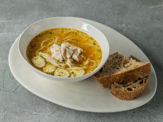 Бульйон з куркою су-від, локшиною удон та перепелиним яйцем