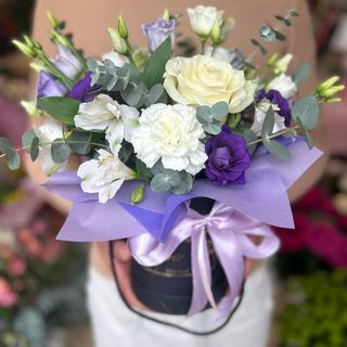 Кутия в бяло и лилаво #043