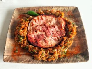 Steak de ciolan pe pat de varza calita si ardei iute